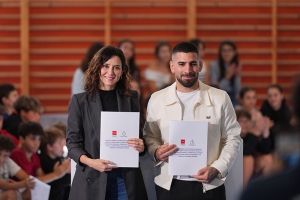 Díaz Ayuso elogia el “ejemplo altruista” de Topuria para ayudar a la Comunidad de Madrid a concienciar a los jóvenes contra las drogas y el acoso escolar