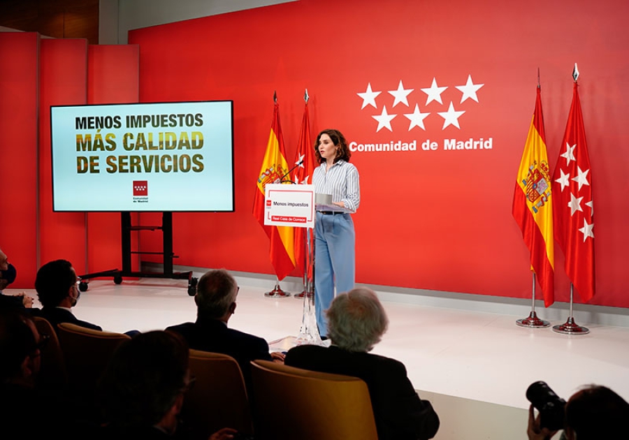 Ayuso en el balcón de Génova tras la victoria electoral en Madrid