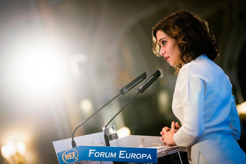 Ayuso en el balcón de Génova tras la victoria electoral en Madrid