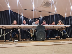 Aldea del Fresno | Participación masiva de vecinos en la reunión convocada por el Ayuntamiento para explicar la situación del abastecimiento de agua