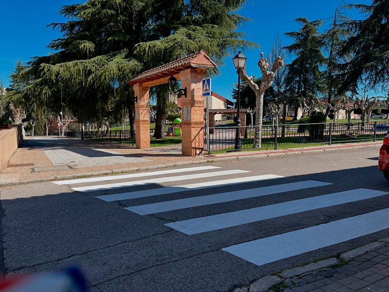 Aldea del Fresno | El Ayuntamiento de Aldea del Fresno ha renovado y señalizado nuevos pasos de peatones
