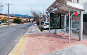 Guadarrama | Instalada una nueva marquesina para la espera de viajeros en la calle San Macario