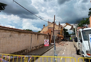 Sevilla la Nueva | El Ayuntamiento derriba el edificio de El Liberal en estado de ruina