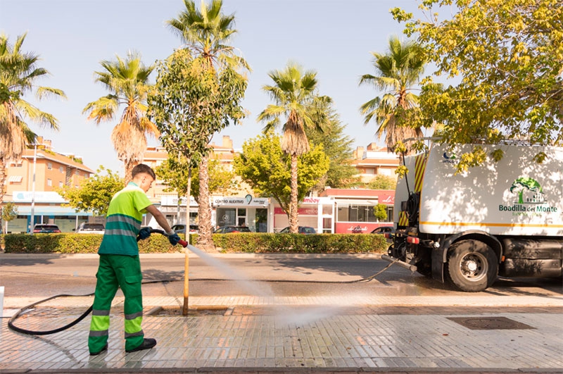 Boadilla del Monte | Continúan las limpiezas especiales de verano en la avenida Infante D. Luis