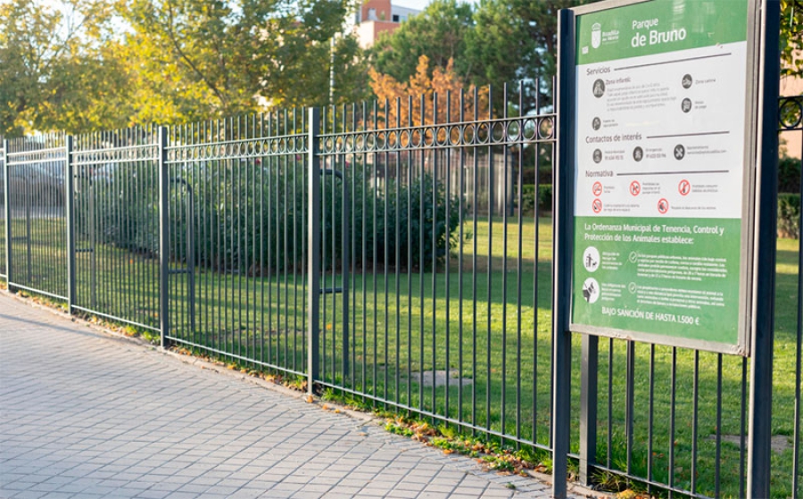 Boadilla del Monte | El Ayuntamiento mejora el parque de Bruno, con nuevo caucho, refuerzo de iluminación y vallado para cierre nocturno