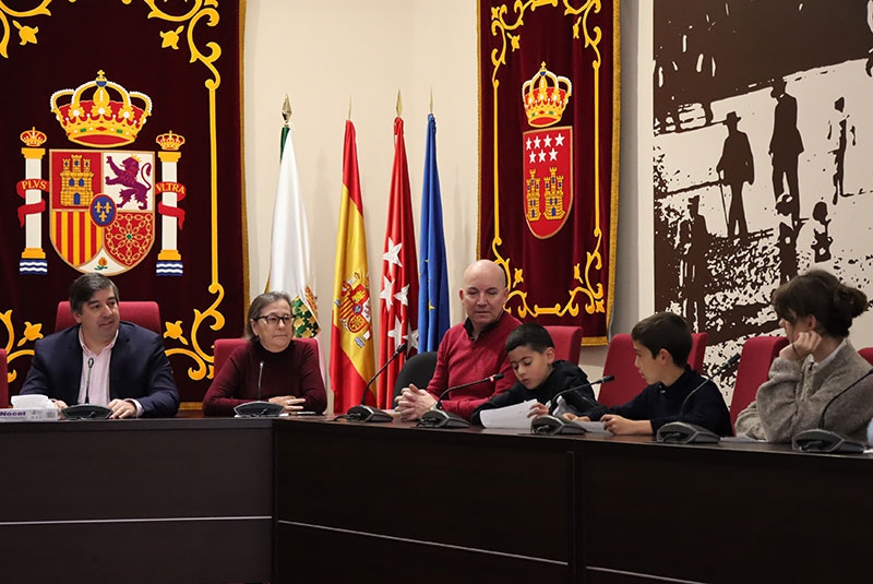 Galapagar | El Ayuntamiento rinde homenaje a la Constitución en el salón de plenos con estudiantes del colegio San Gregorio