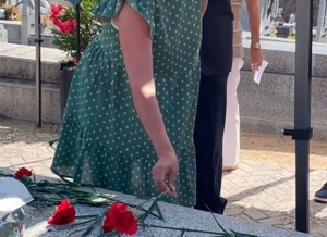 Galapagar | Versos y flores junto a la tumba de Jacinto Benavente en el aniversario de su fallecimiento